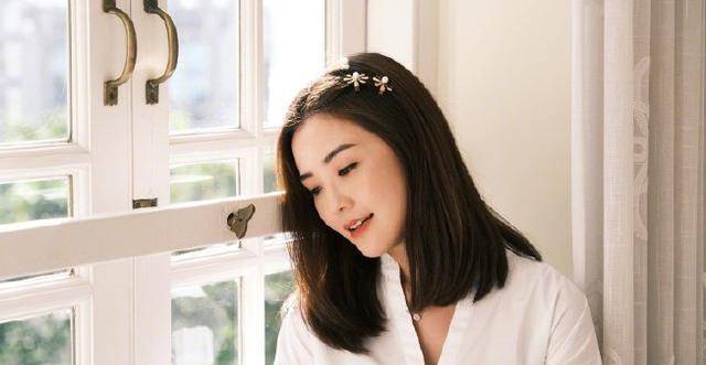 泳衣游戏女生苹果版
:蔡卓妍晒与关智斌合照，引起不少人热议