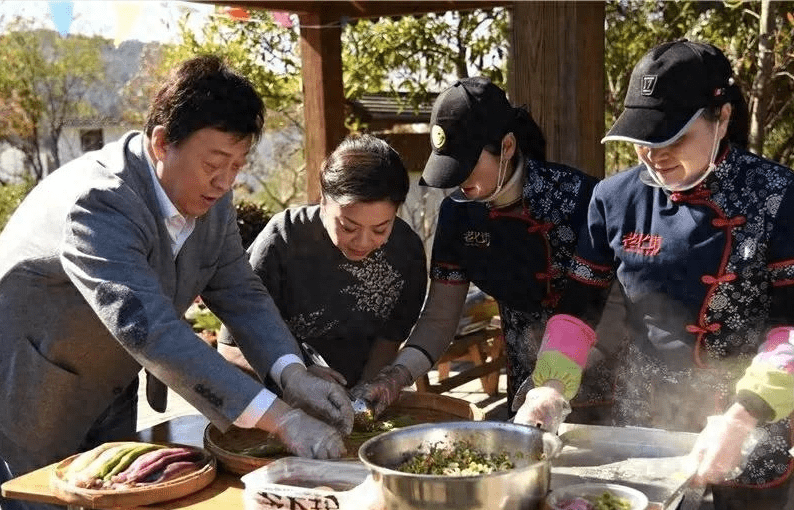 张也：55岁还未婚，和62岁的吕继宏互相陪伴多年，不结婚也幸福-第35张图片-太平洋在线下载
