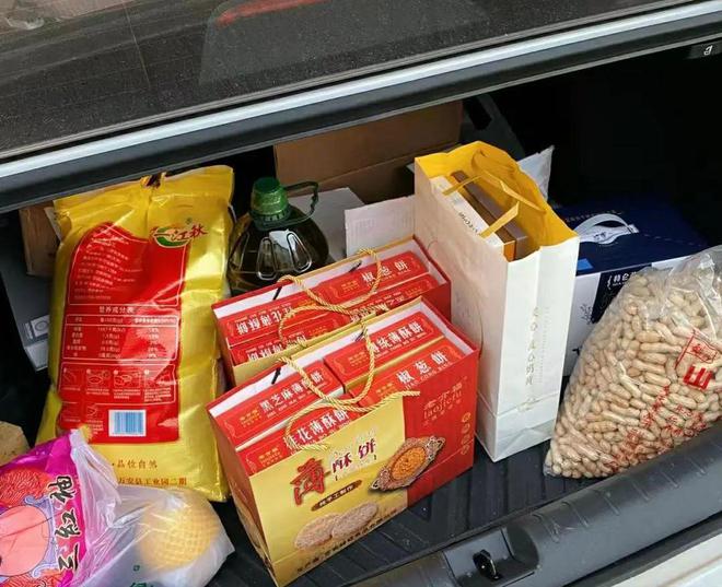 轿车能装多少箱苹果版电动车能装进小车车尾箱吗
